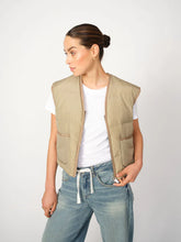 Load image into Gallery viewer, Manja Down Vest Mos Mosh
