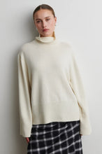 Load image into Gallery viewer, Alpha knit T-neck Second Female
