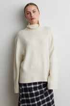 Load image into Gallery viewer, Alpha knit T-neck Second Female