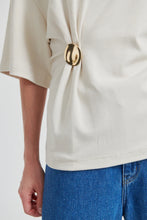 Load image into Gallery viewer, Enora Brooch Tee Second Female