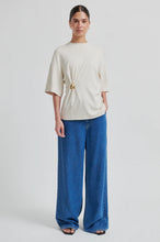 Load image into Gallery viewer, Enora Brooch Tee Second Female