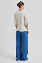 Load image into Gallery viewer, Enora Brooch Tee Second Female