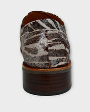 Load image into Gallery viewer, Dewey Silver Fox Tamara London