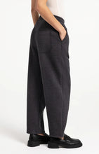 Load image into Gallery viewer, Jersey loose fit barrel Yaya the Brand